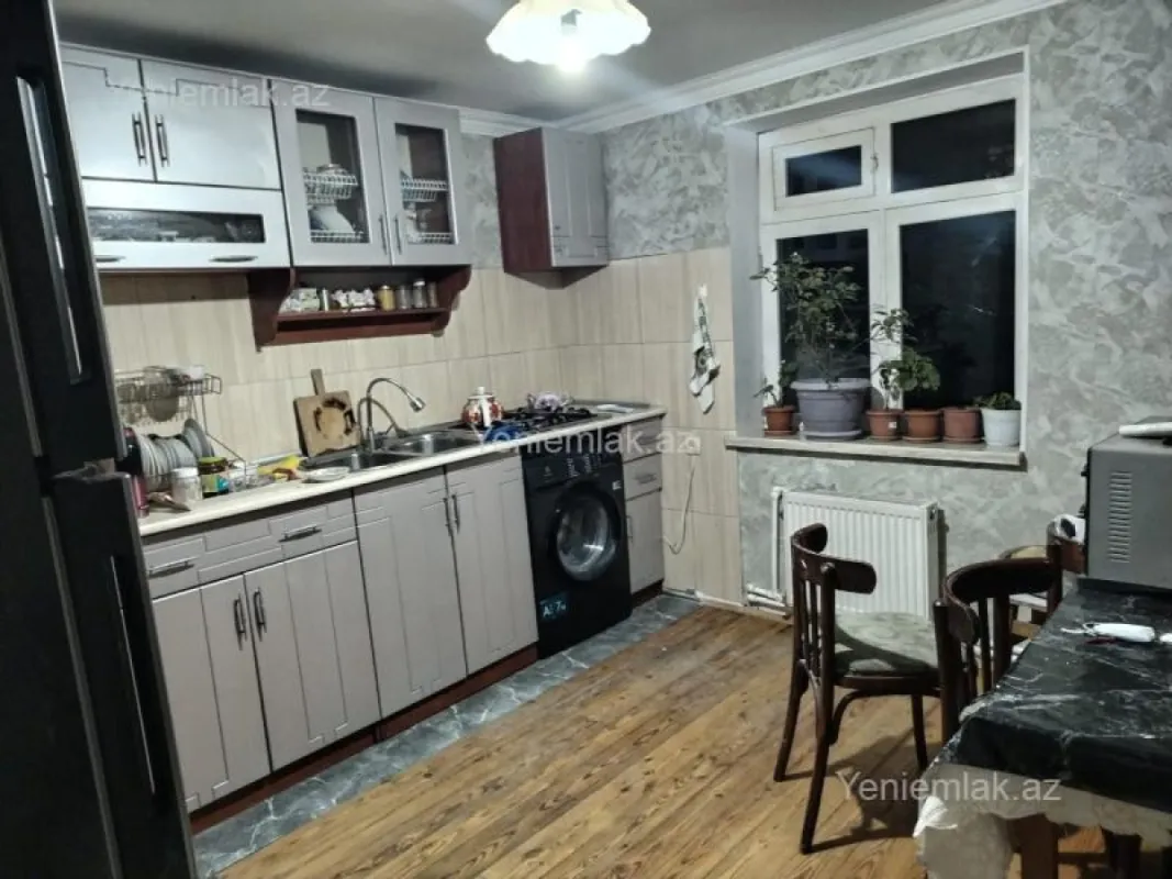 Satılır 7 otaqlı həyət evi 242 m²
