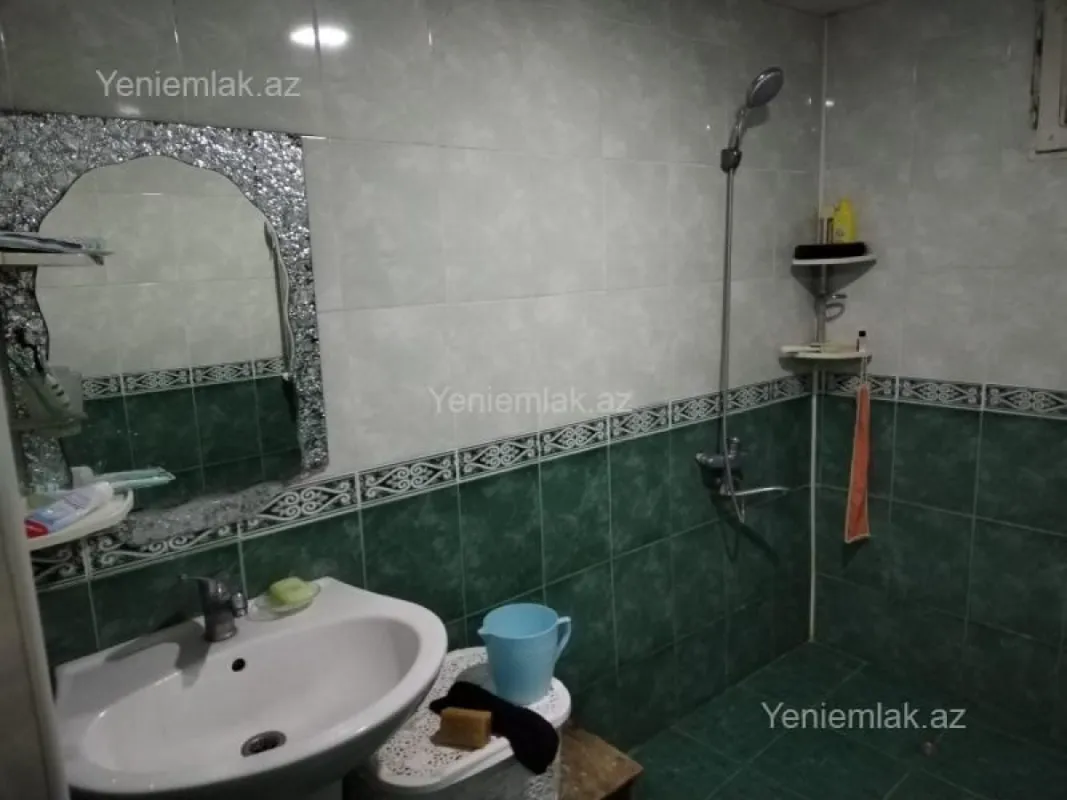 Satılır 7 otaqlı həyət evi 242 m²