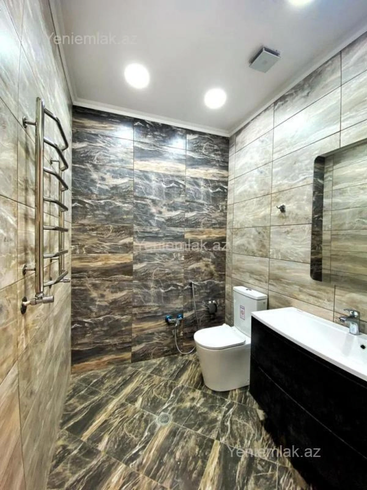 Satılır 6 otaqlı həyət evi 240 m²