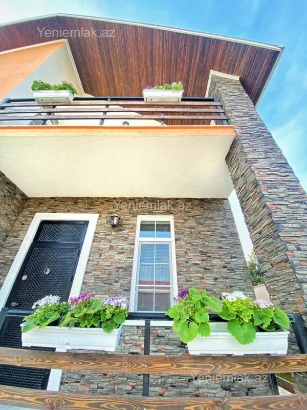 Satılır 6 otaqlı həyət evi 240 m²
