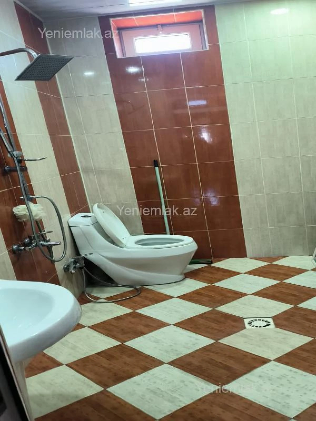 Satılır 16 otaqlı həyət evi 800 m²