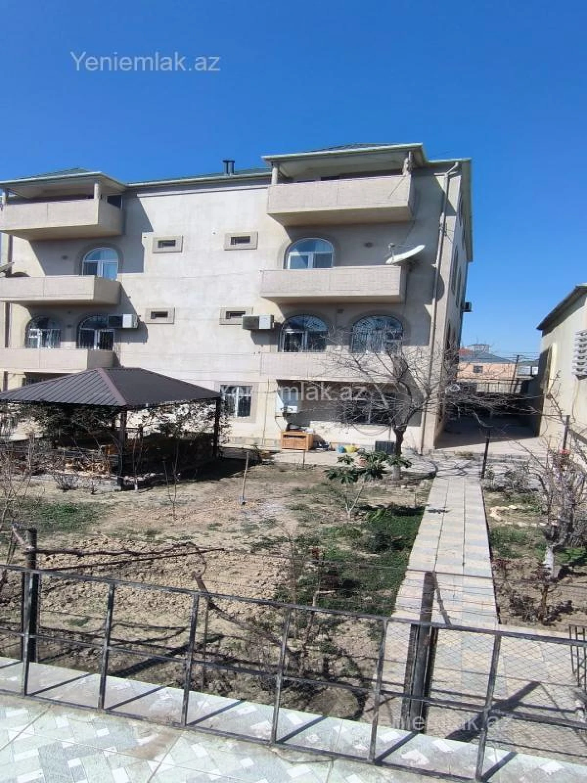 Satılır 16 otaqlı həyət evi 800 m²