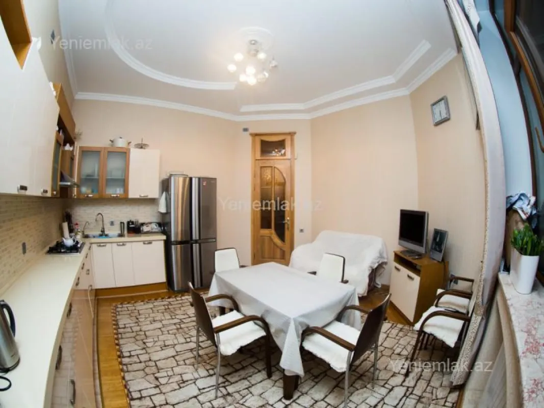 Satılır 7 otaqlı həyət evi 700 m²