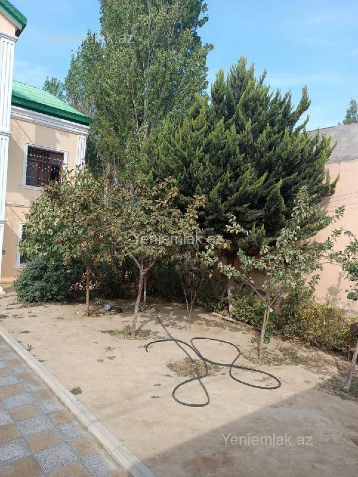 Satılır 8 otaqlı həyət evi 360 m²