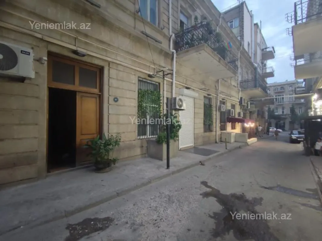 Satılır 3 otaqlı köhnə tikili 130 m²