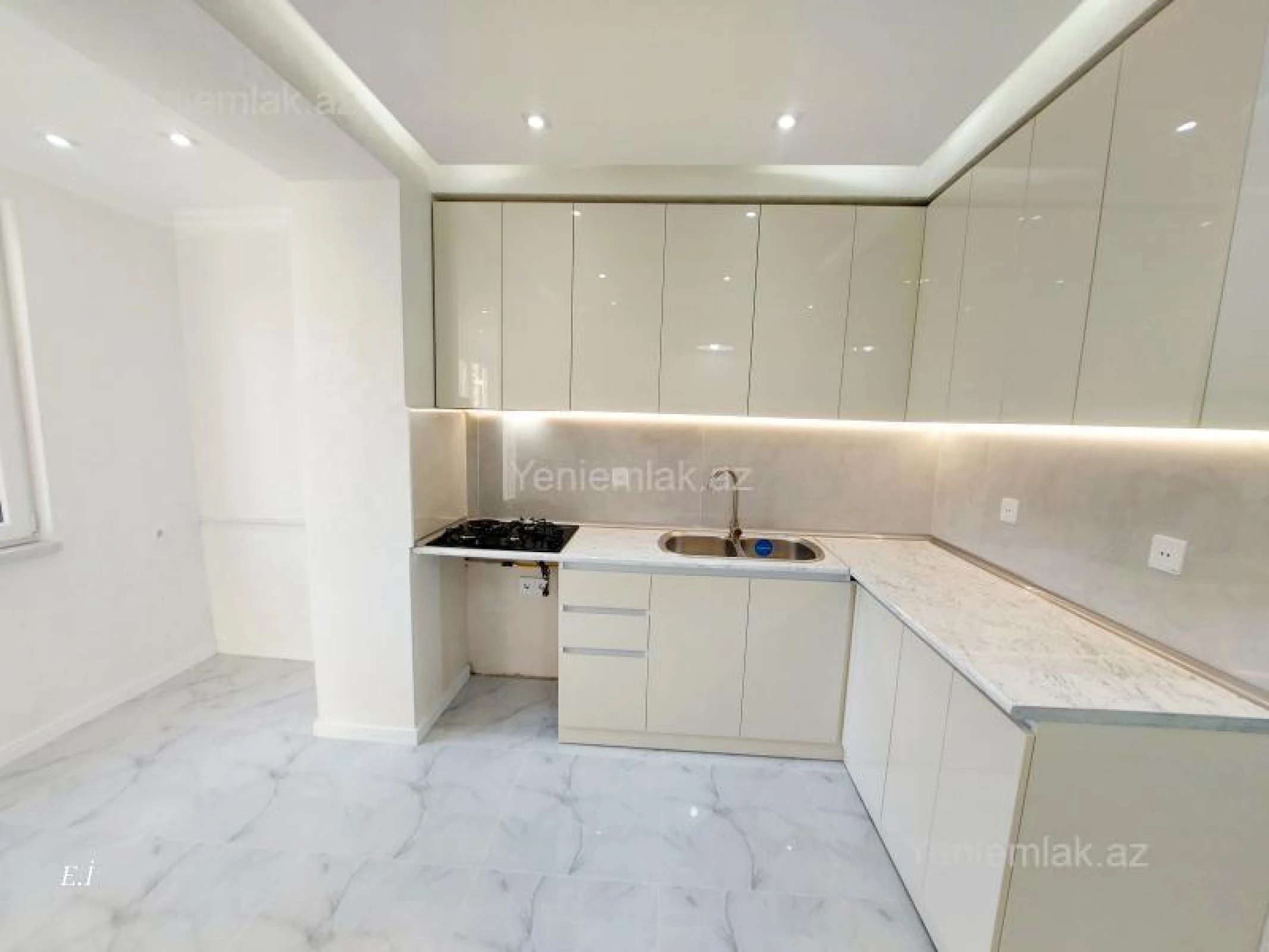 Satılır 3 otaqlı köhnə tikili 75 m²