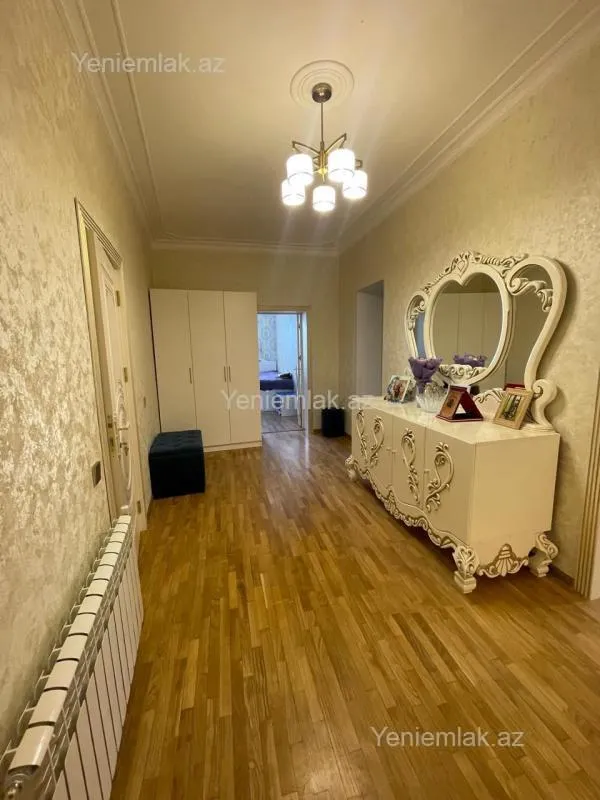 Satılır 5 otaqlı həyət evi 180 m²