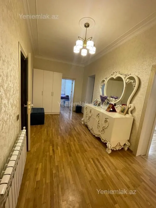 Satılır 5 otaqlı həyət evi 180 m²