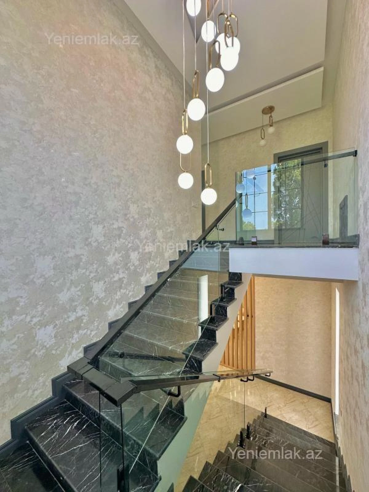 Satılır 5 otaqlı həyət evi 250 m²