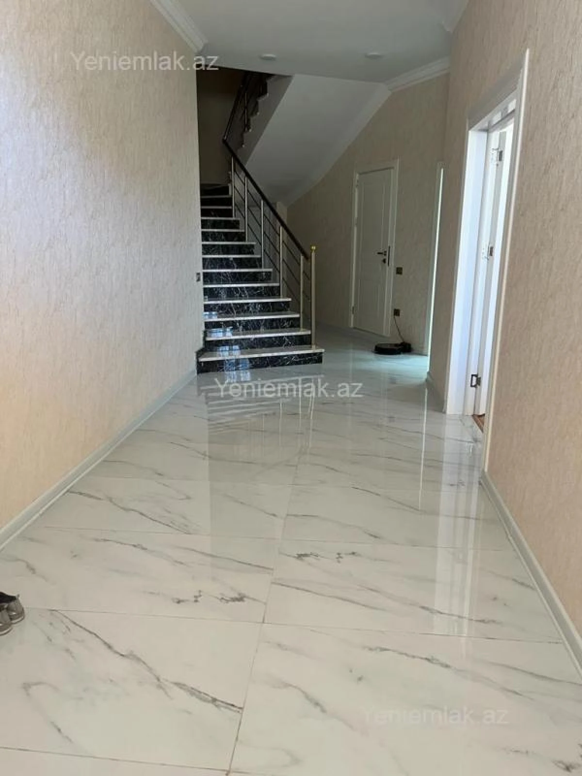 Satılır 5 otaqlı həyət evi 200 m²