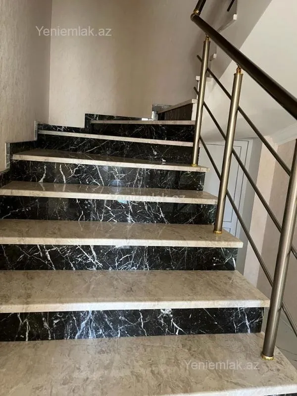 Satılır 5 otaqlı həyət evi 200 m²