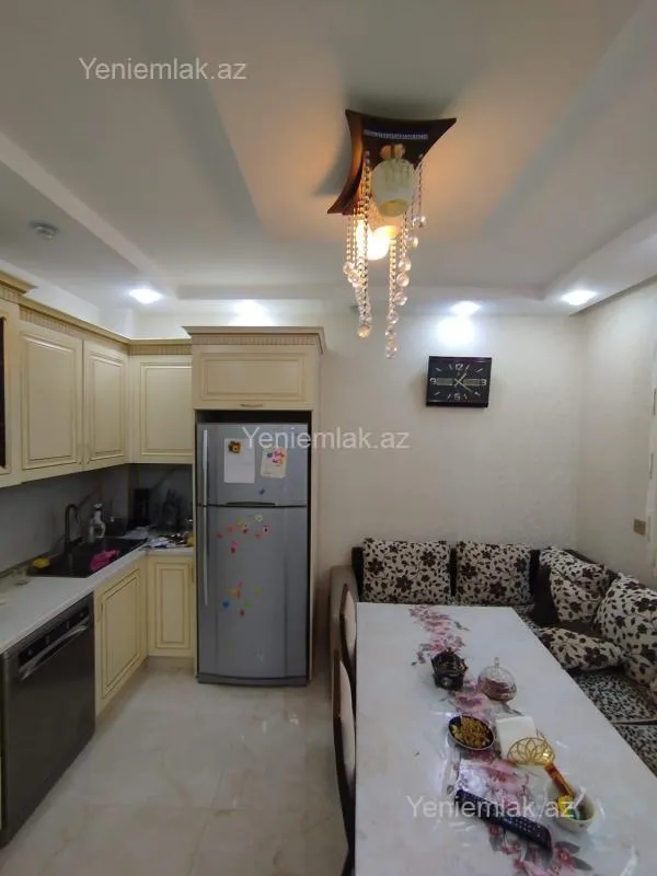 Satılır 5 otaqlı həyət evi 240 m²