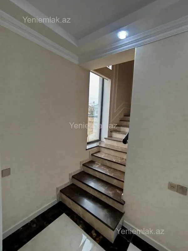 Satılır 5 otaqlı həyət evi 240 m²