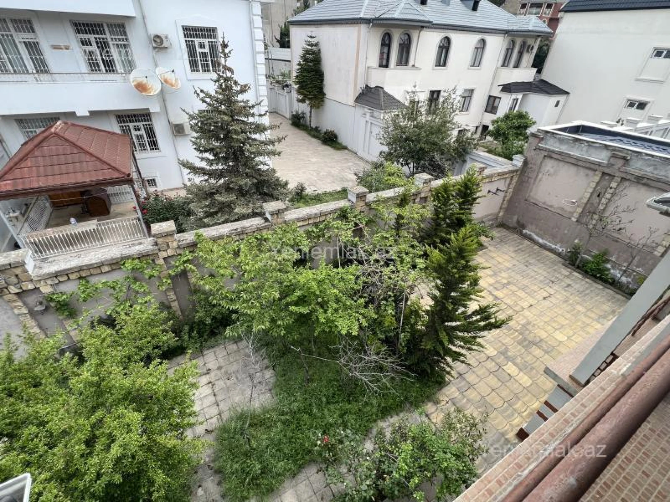 Satılır 10 otaqlı həyət evi 500 m²
