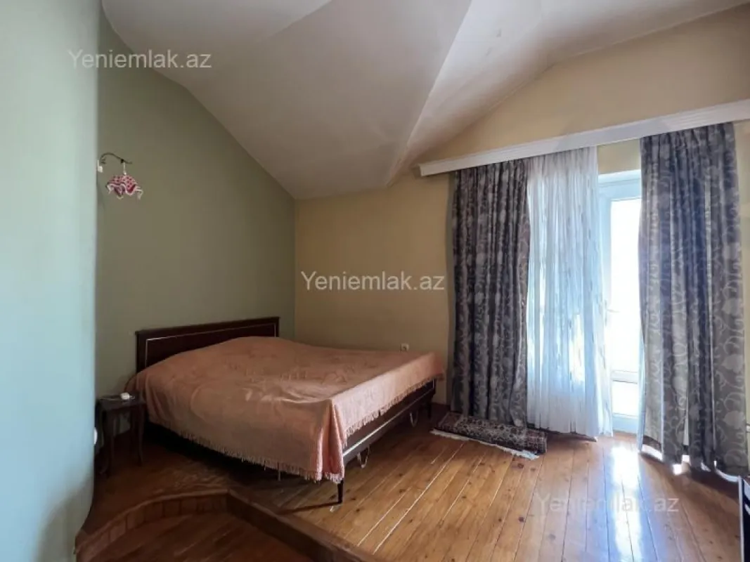 Satılır 10 otaqlı həyət evi 500 m²