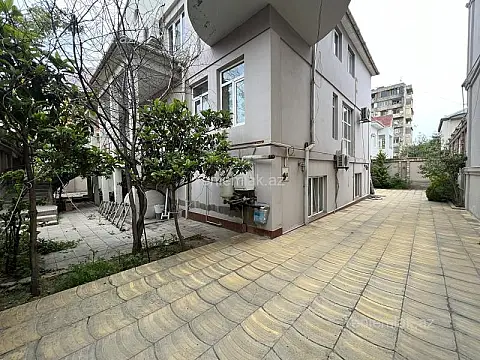 Satılır 10 otaqlı həyət evi 500 m²