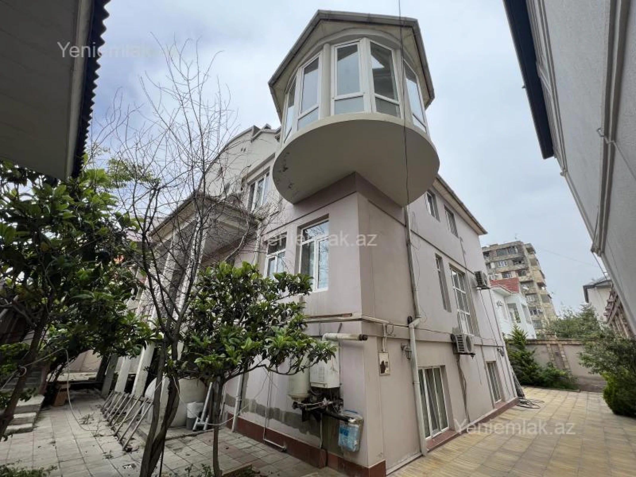 Satılır 10 otaqlı həyət evi 500 m²