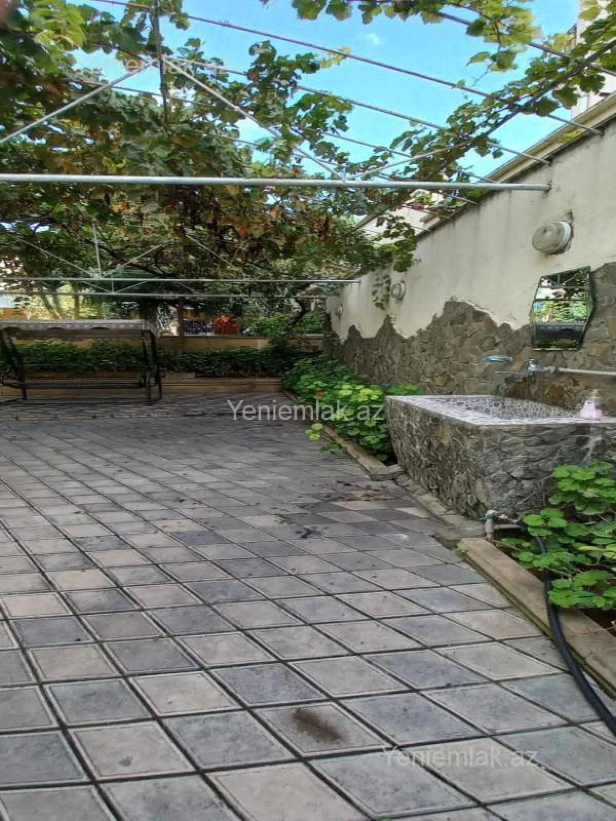 Satılır 8 otaqlı həyət evi 380 m²