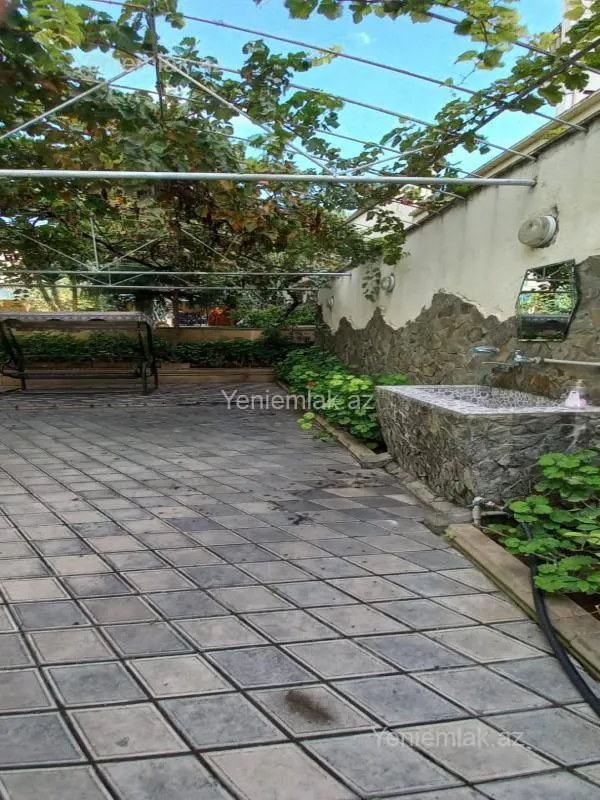 Satılır 8 otaqlı həyət evi 380 m²