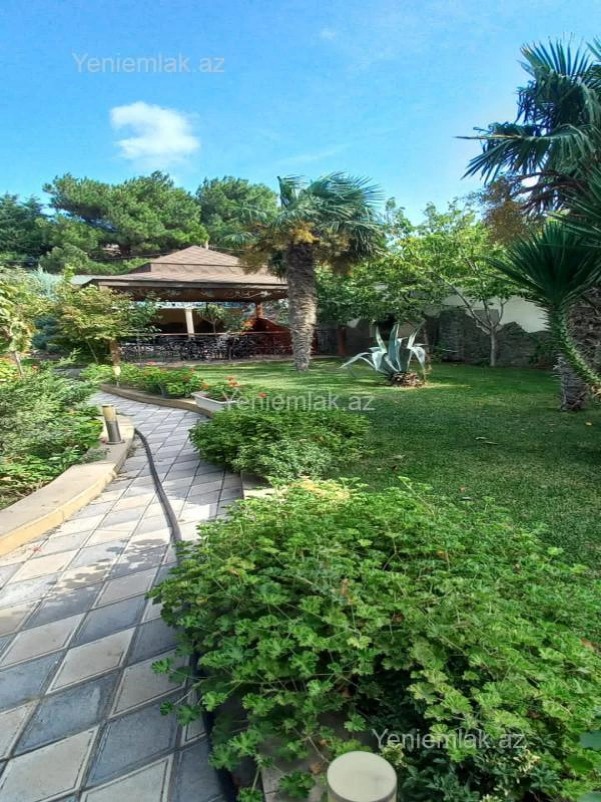 Satılır 8 otaqlı həyət evi 380 m²