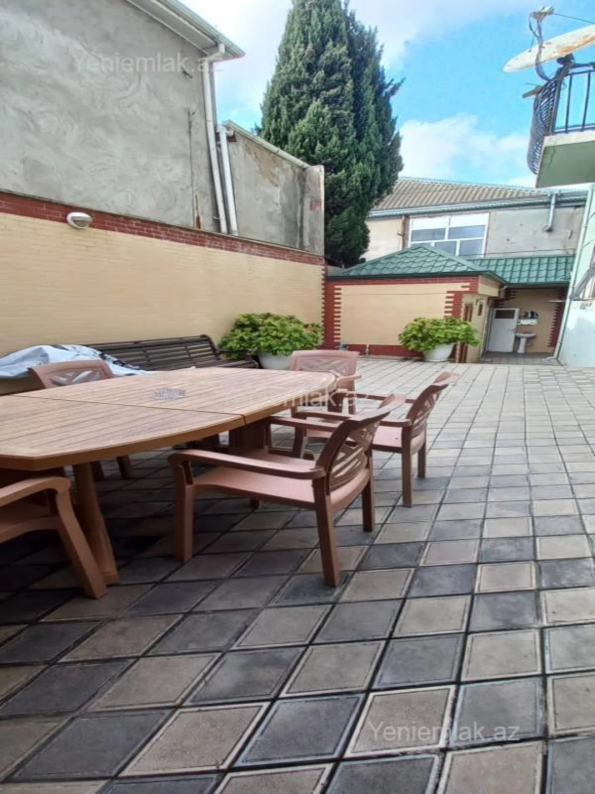 Satılır 8 otaqlı həyət evi 380 m²