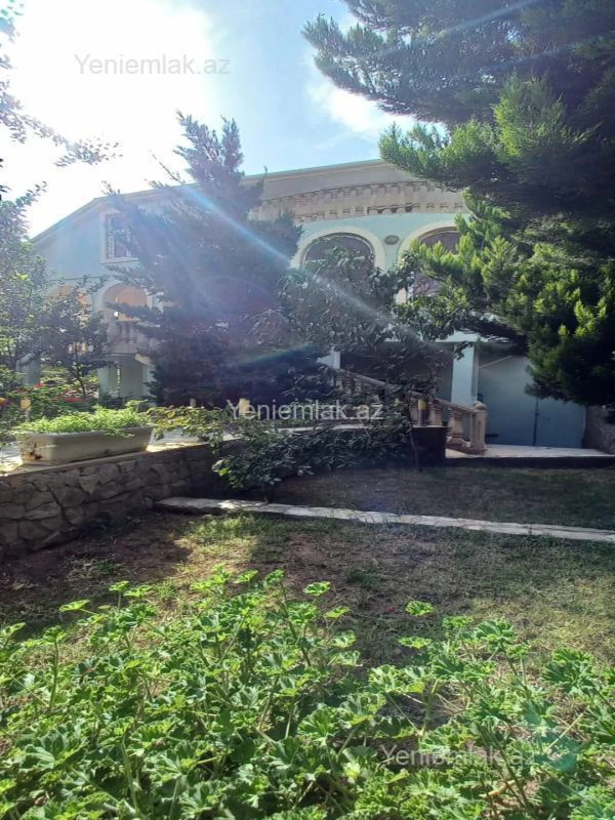 Satılır 8 otaqlı həyət evi 380 m²