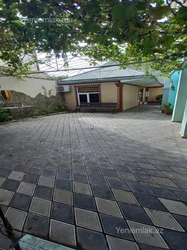 Satılır 8 otaqlı həyət evi 380 m²