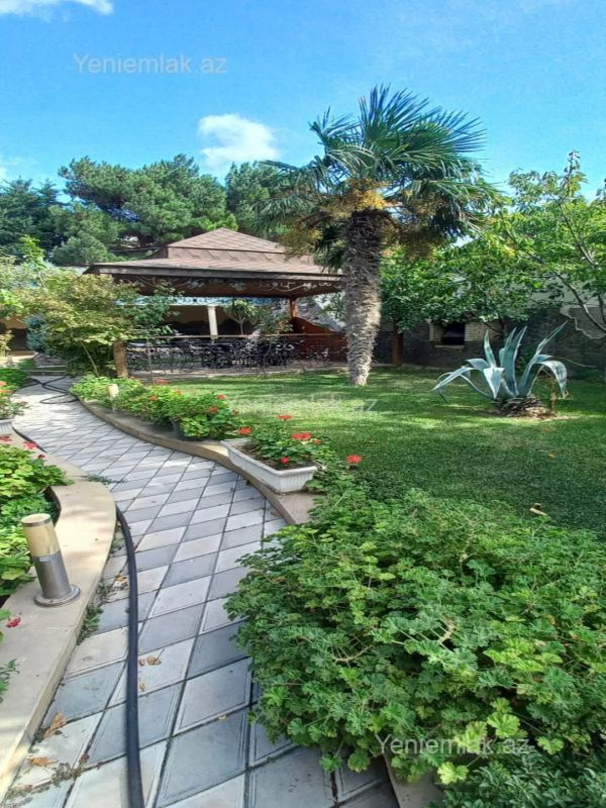 Satılır 8 otaqlı həyət evi 380 m²