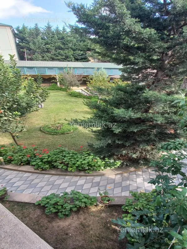 Satılır 8 otaqlı həyət evi 380 m²