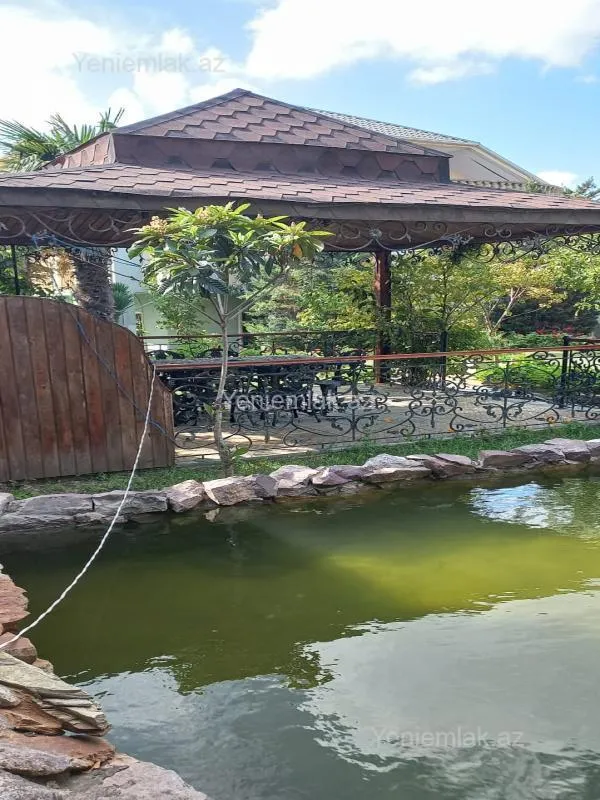 Satılır 8 otaqlı həyət evi 380 m²