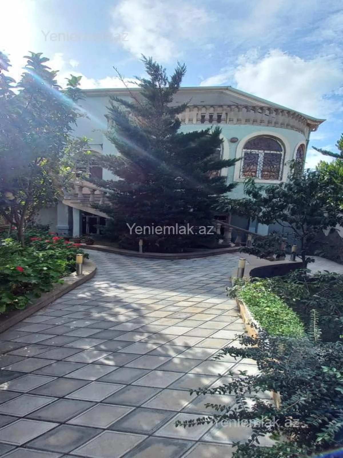 Satılır 8 otaqlı həyət evi 380 m²