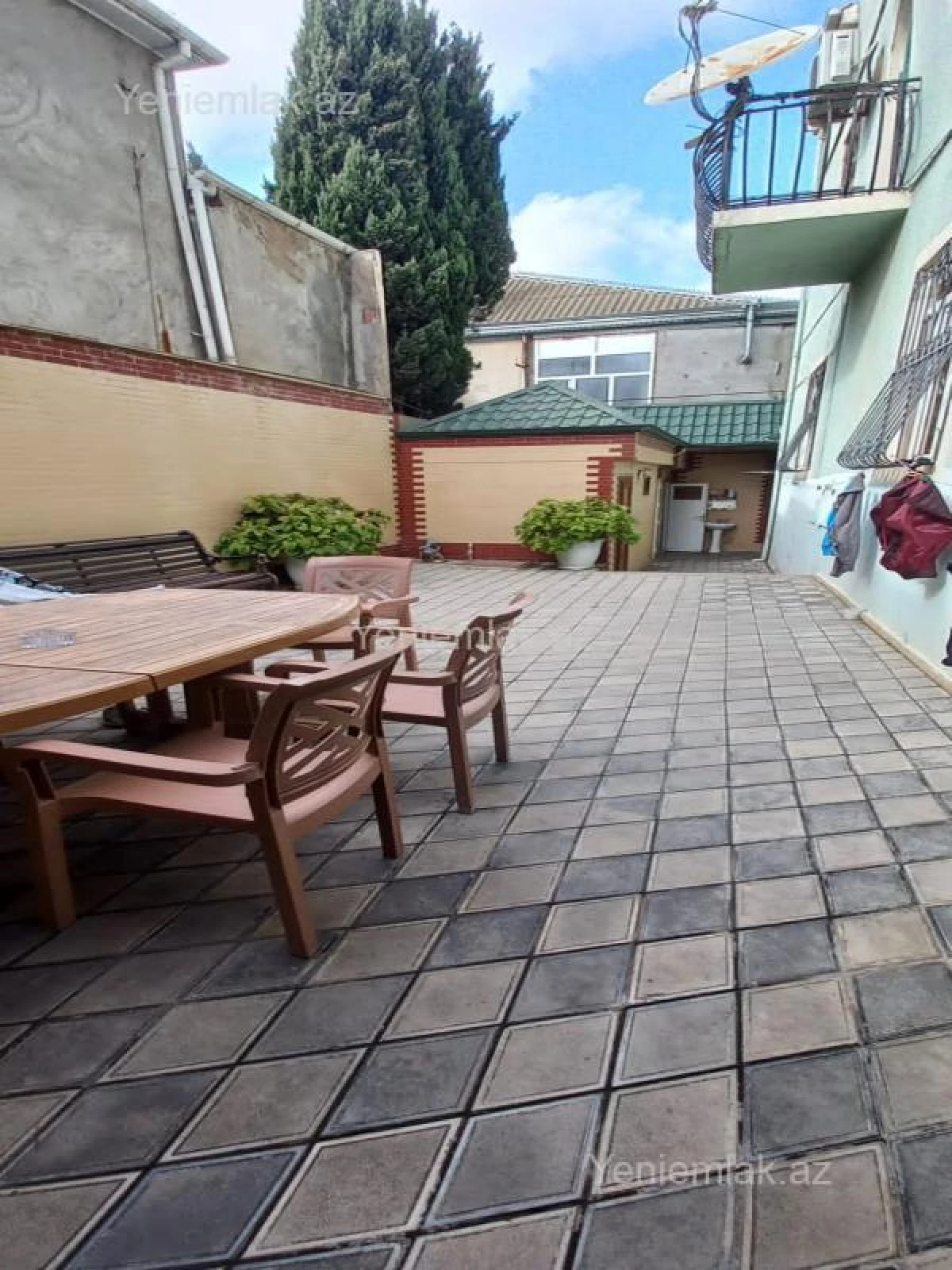 Satılır 8 otaqlı həyət evi 380 m²