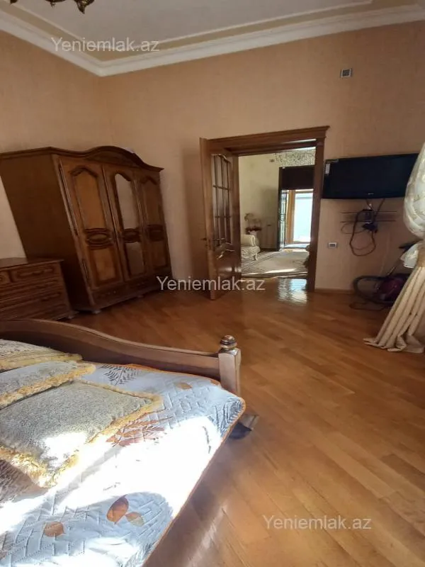 Satılır 8 otaqlı həyət evi 380 m²
