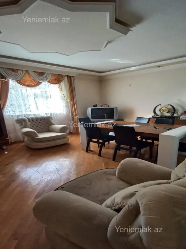 Satılır 8 otaqlı həyət evi 380 m²