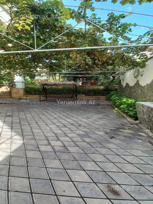Satılır 8 otaqlı həyət evi 380 m²
