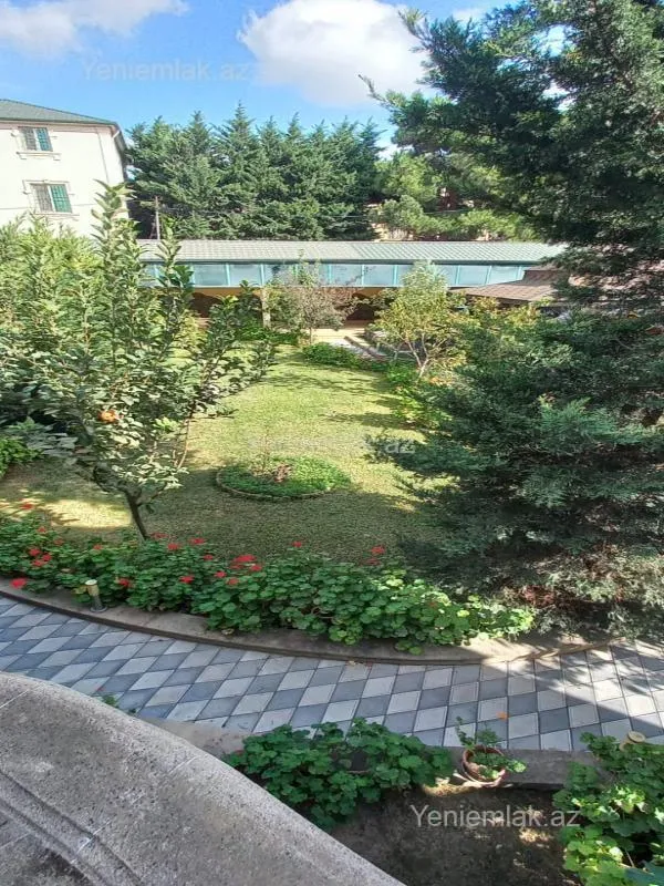 Satılır 8 otaqlı həyət evi 380 m²