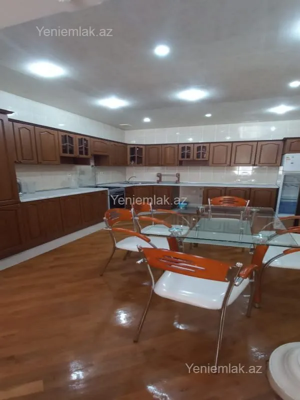 Satılır 8 otaqlı həyət evi 380 m²
