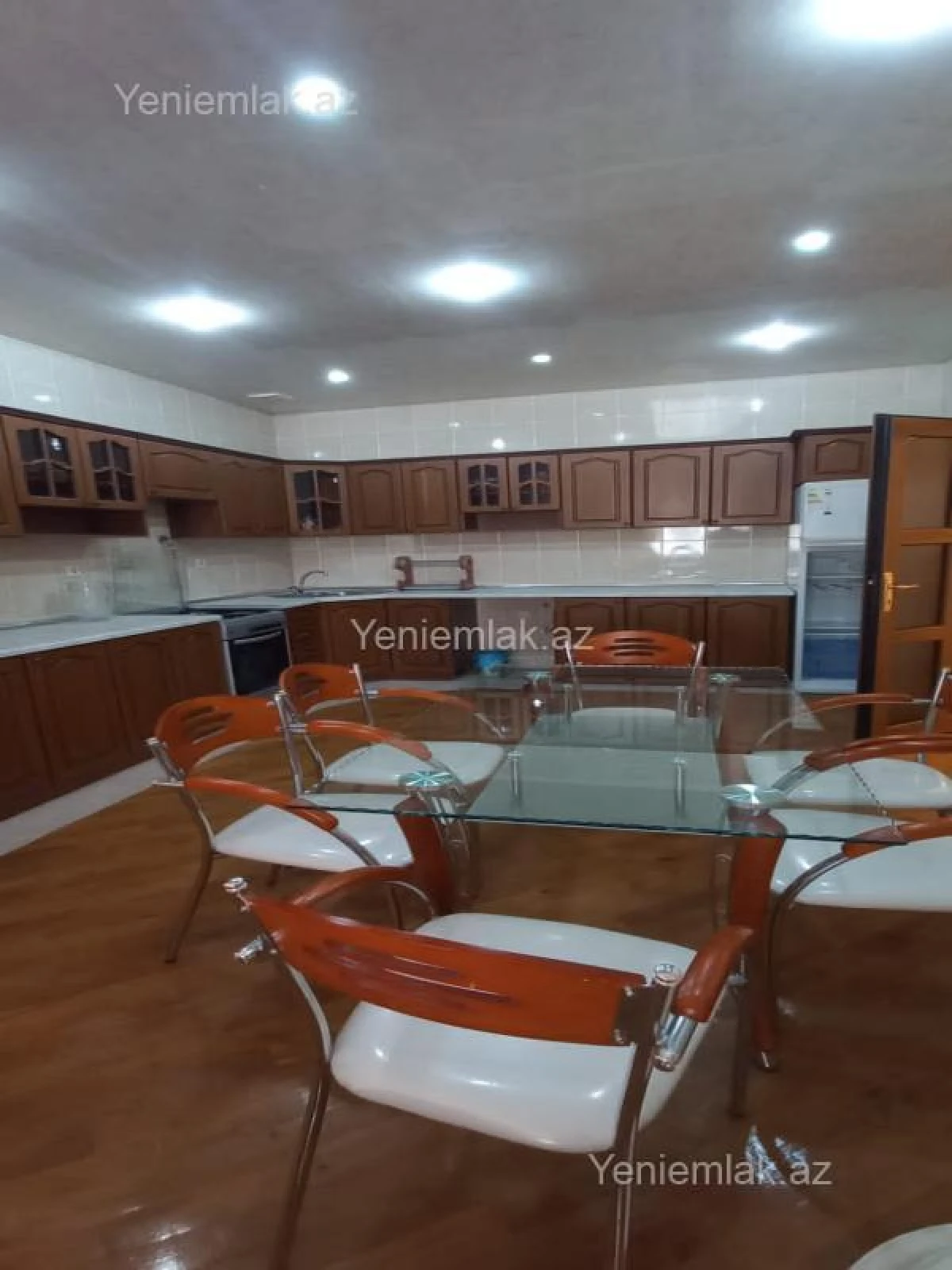 Satılır 8 otaqlı həyət evi 380 m²