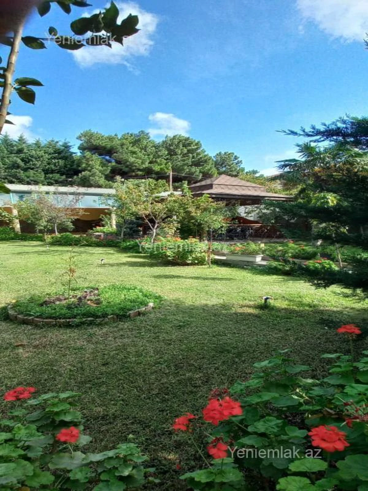 Satılır 8 otaqlı həyət evi 380 m²