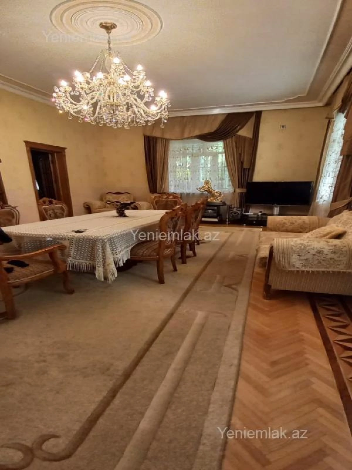 Satılır 8 otaqlı həyət evi 380 m²