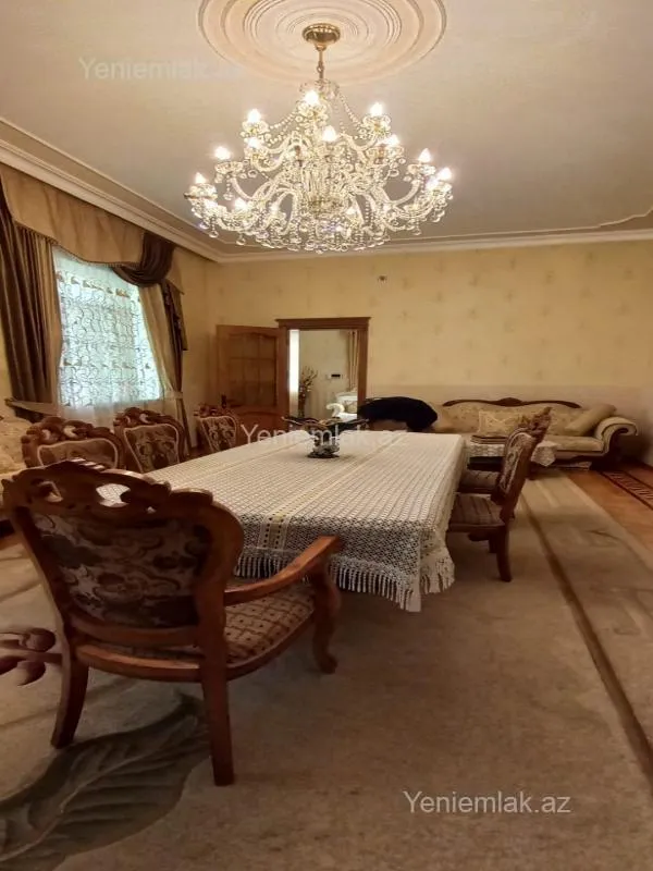 Satılır 8 otaqlı həyət evi 380 m²