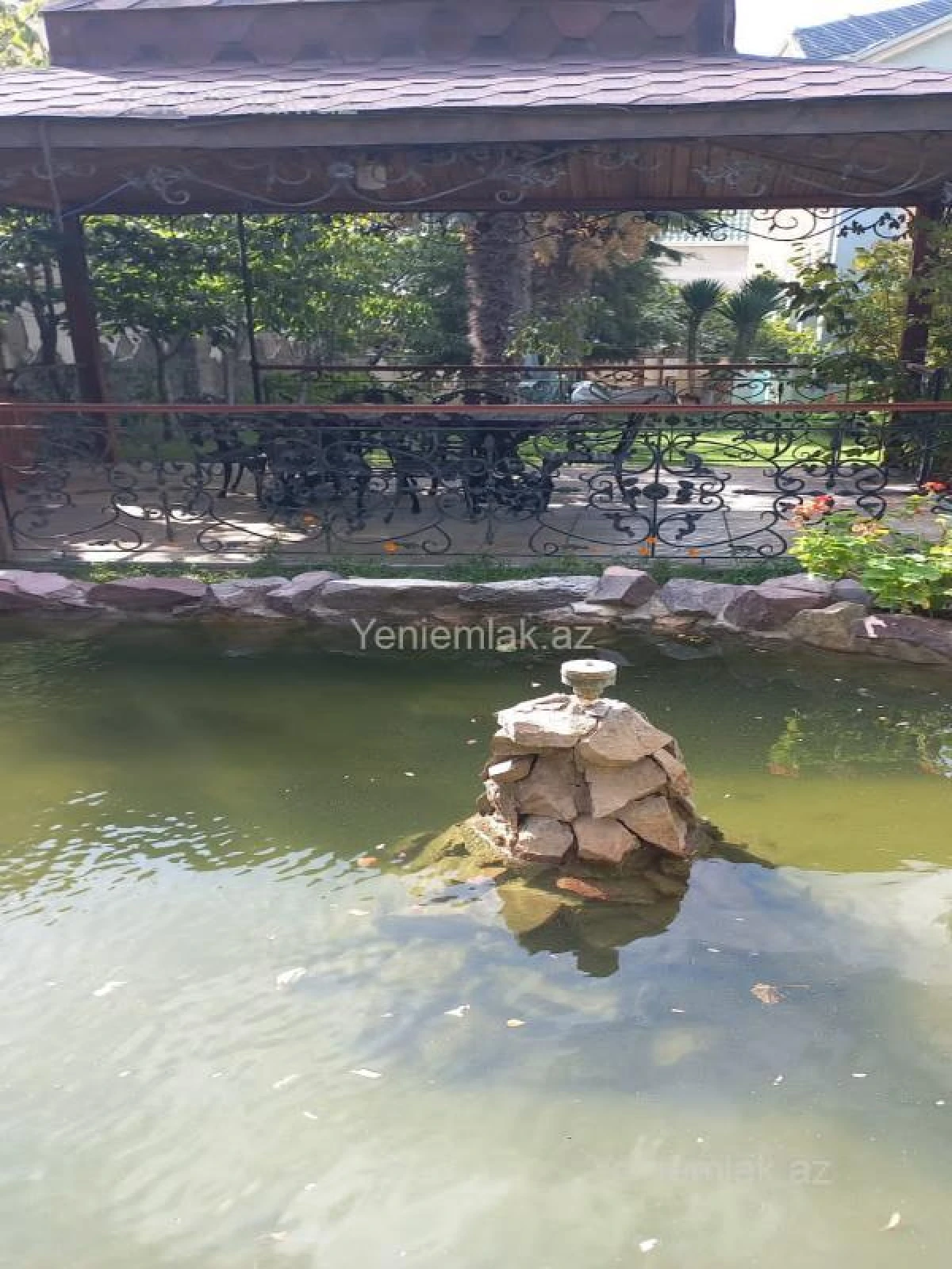 Satılır 8 otaqlı həyət evi 380 m²