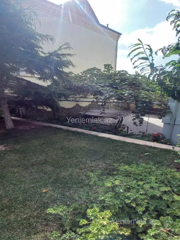 Satılır 8 otaqlı həyət evi 380 m²