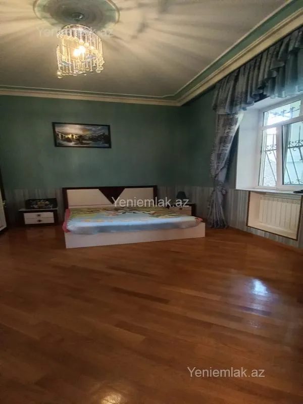 Satılır 8 otaqlı həyət evi 380 m²