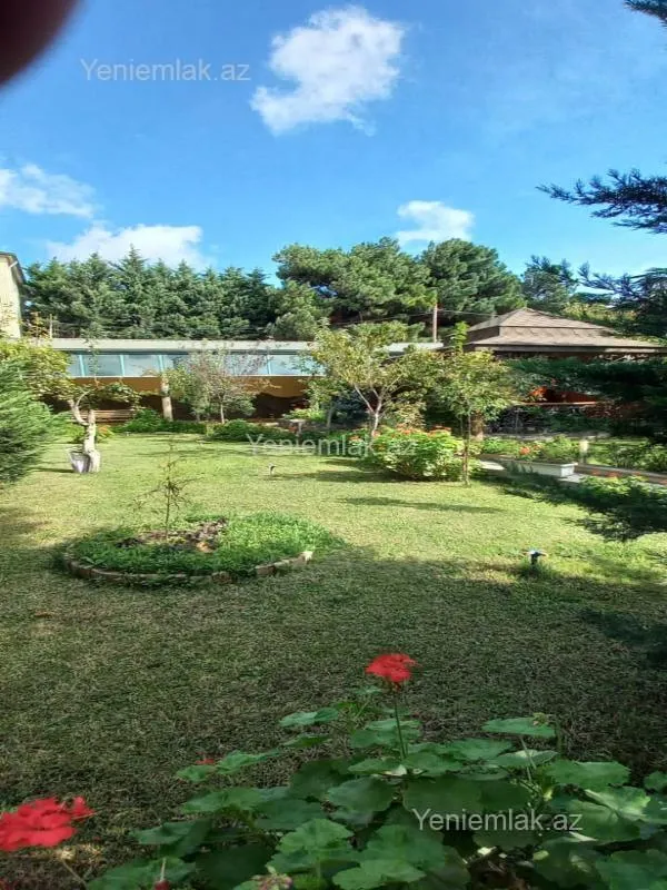 Satılır 8 otaqlı həyət evi 380 m²