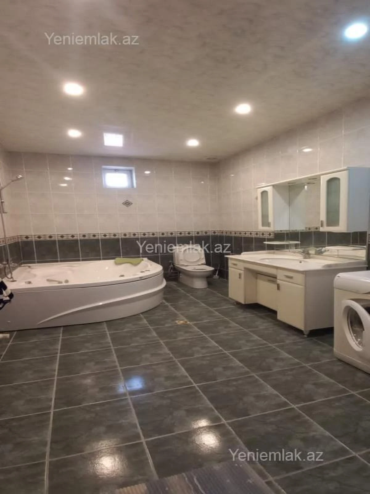 Satılır 8 otaqlı həyət evi 380 m²