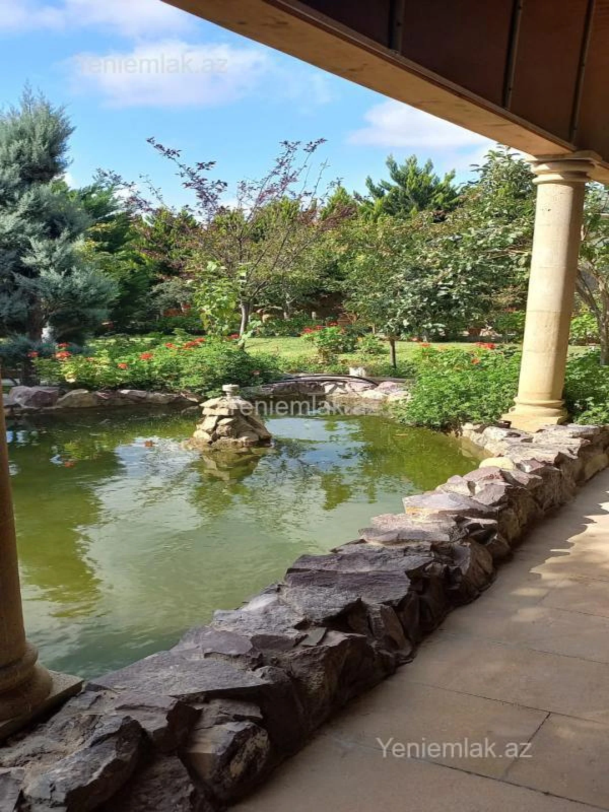 Satılır 8 otaqlı həyət evi 380 m²