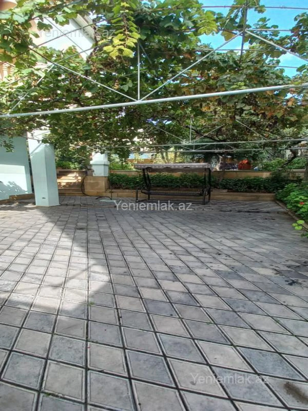 Satılır 8 otaqlı həyət evi 380 m²