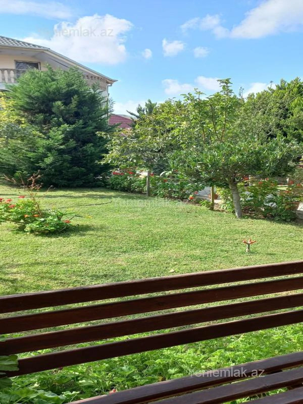 Satılır 8 otaqlı həyət evi 380 m²