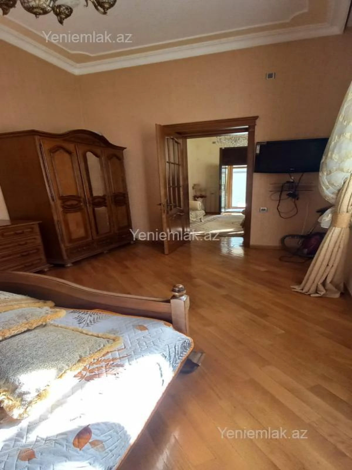 Satılır 8 otaqlı həyət evi 380 m²